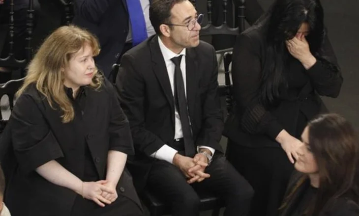 FOTOLAJM/ Me lot në sy, Xhoana nderon Fatos Nanon