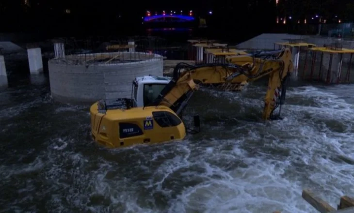 FOTOLAJM/ Përmbytet punishtja e urës së re të Ibrit në Mitrovicë