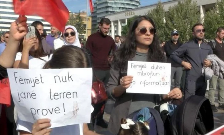 FOTOLAJM/ Qytetarë e aktivistë protestë kundër ligjit për barazinë gjinore: Begaj të mos e dekretojë