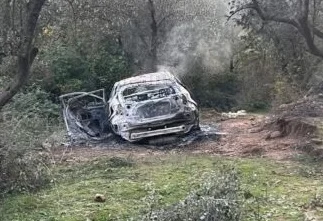 FOTOT/ Dalin pamjet nga automjeti i përdorur nga autorët e atentatit pranë Rinasit. Makina totalisht e shkrumbuar