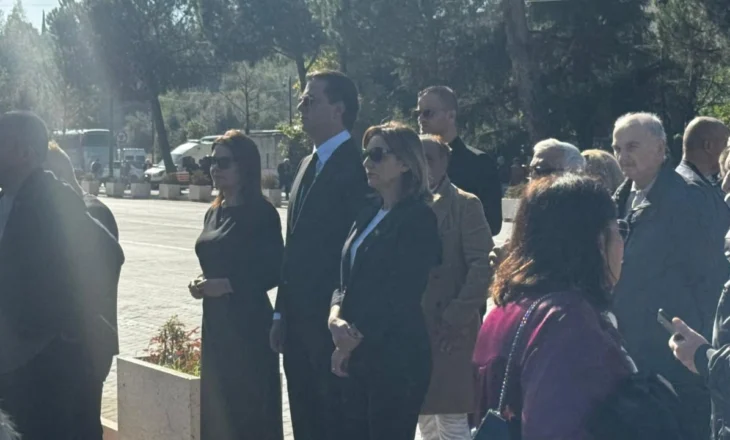 Fotot/ Grupi parlamentar i PS dhe Lulzim Basha, në pritje të homazheve në nderim të liderit historik Fatos Nano