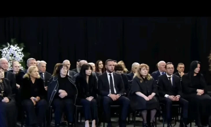 FOTOT/ Ish-bashkëshortja Rexhina dhe Xhoana Nano në pritjen për t’i dhënë lamtumirën e fundit Fatos Nanos