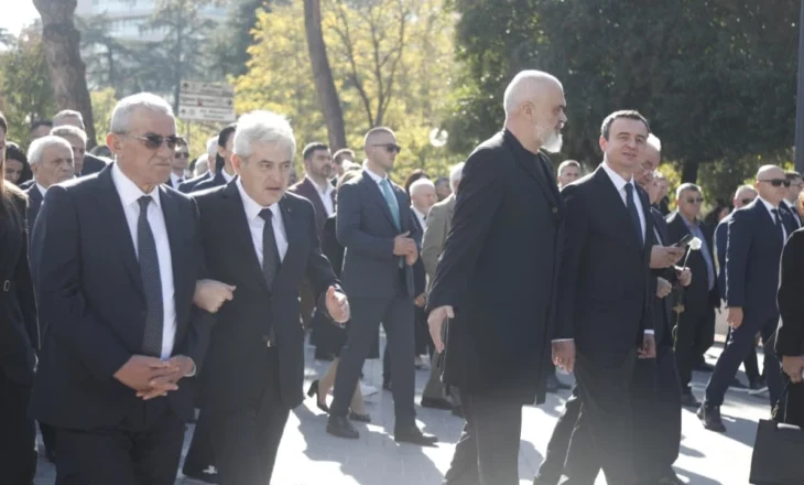 FOTOT/ Miq e armiq bashkë në homazhet për nder të ish-kryeministrit Nano, Kurti pranë Ali Ahmetit, bisedon edhe me Ramën. Mungojnë Berisha e Begaj