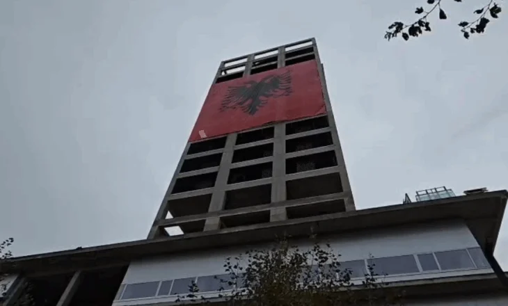 FOTOT/ Qyteti i Vlorës “vishet” kuq e zi në prag të festës së Pavarësisë