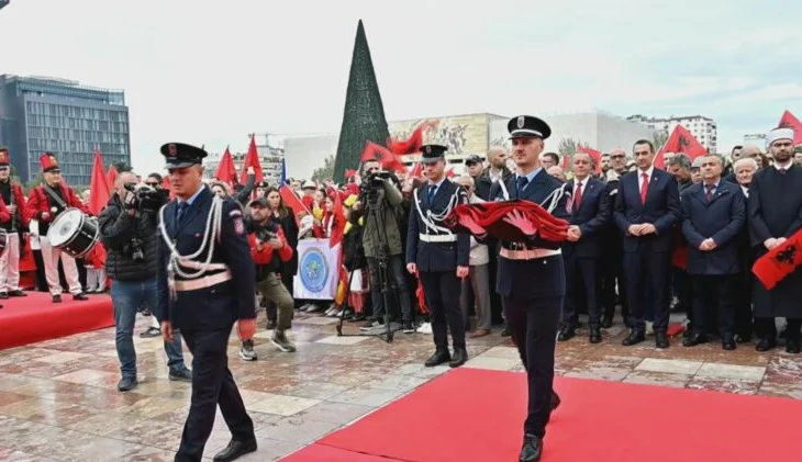 FOTOT/ Tirana ‘vishet’ kuq e zi! Mbahen ceremonia festive për Ditën e Flamurit
