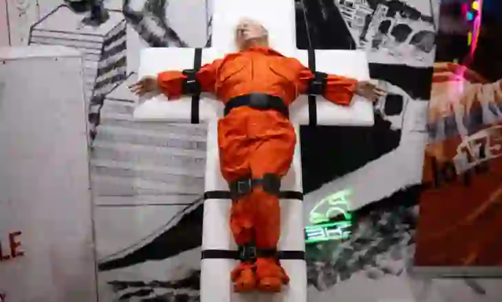 (FOTOT)Shkakton reagime të shumta/ I lidhur në një kryq, ekspozohet skulptura prej dylli e Trump në Zvicër