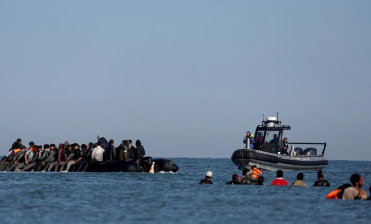 Franca në veprim, forcat e sigurisë do të ndalojnë gomonet me emigrantë në La Mansh/ Çfarë do të ndryshojë pas muajsh presioni nga Britania