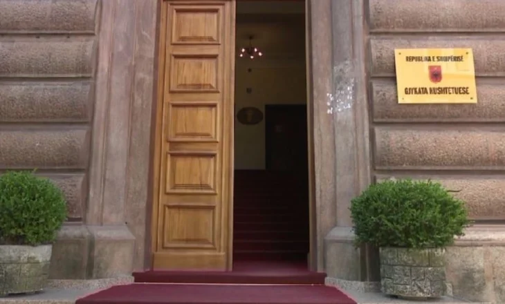 Garë fiktive për Kushtetuesen/ Zbardhen shkeljet gjatë procesit, Sokol Sadushi mbylli sytë dhe “pilotoi” Asim Vokshin si fitues