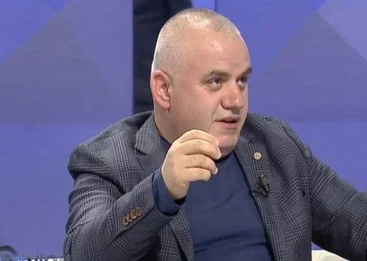 Gazetari Artan Hoxha shpallet “non grata” në Greqi, policia e ndaloi në Kakavijë për t’i komunikuar vendimin