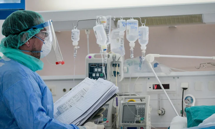 Gëlltiti të gjithë hamburgerin e papërtypur për shkak të një sfide, 22-vjeçari vdes pas 7 ditësh në spital