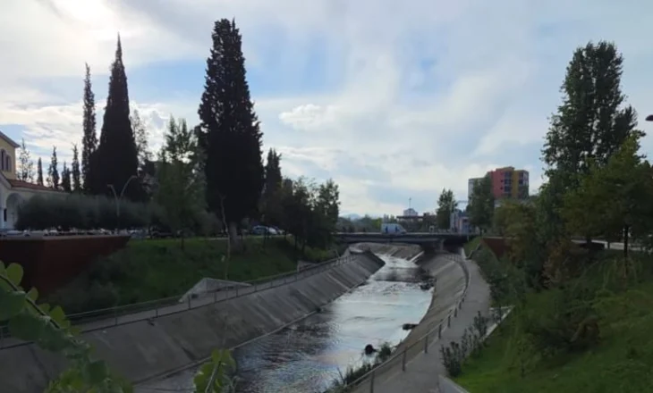 Gjanica ‘kthehet në identitet’, mbetjet nga fabrikat e vajit dhe kompanitë  e naftës ndotin lumin që kalon në mes të Fierit