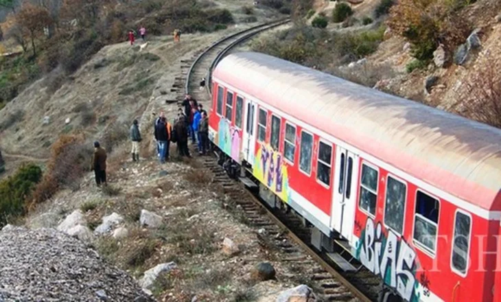 Gjendet një person i pajetë pranë hekurudhës Peqin–Elbasan