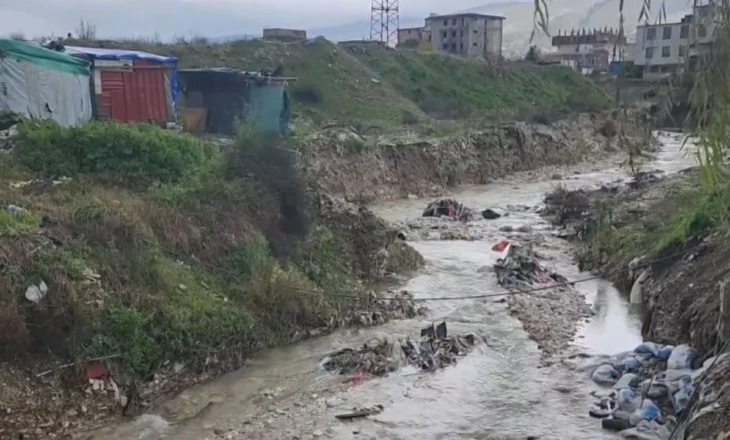 Gjirokastër, rrezikohen 20 familje/ Përkeqësohet moti, reshje shiu në gjithë vendin. Përroi kërcënon shtëpitë