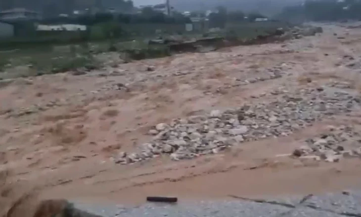 Gjirokastra pa drita, dhjetëra fshatra pa energji elektrike nga moti i keq