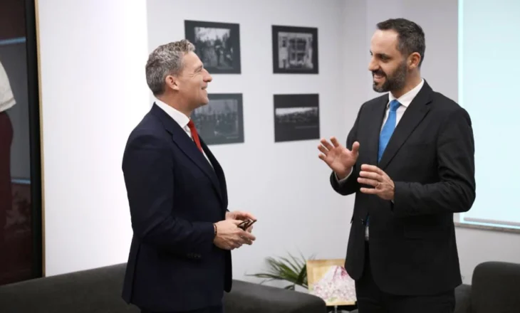 Gjuha e urrejtjes ndaj shqiptarëve/ Lamallari i shqetësuar takon ministrin britanik: Narrativat diskriminuese…