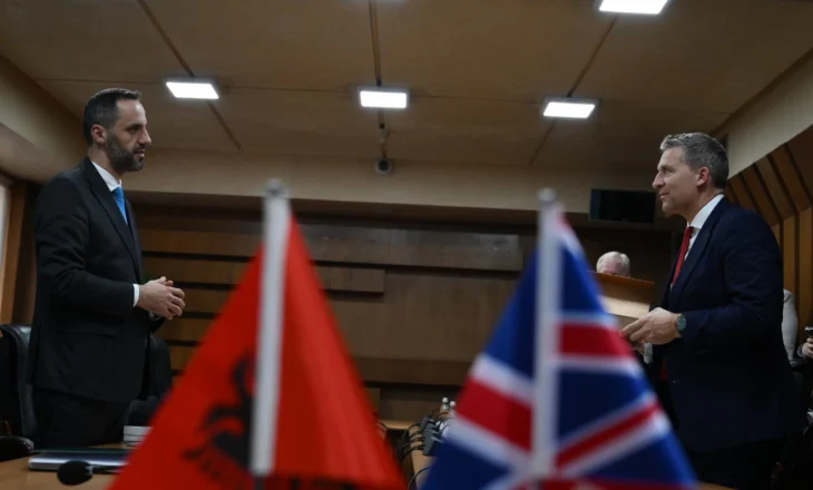 Gjuha e urrejtjes ndaj shqiptarëve, Lamallari takon ministrin britanik: Stereotipet janë të padrejta