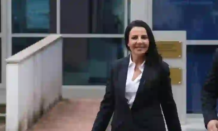 Gjykata e Posaçme pezullon nga detyra zv.kryeministren Balluku, e ndalon të dalë jashtë vendit