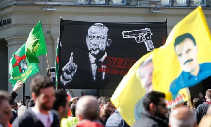 Gjykata e Zvicrës mbështet dënimin e 4 personave që ngritën pankartën: Vrit Erdogan