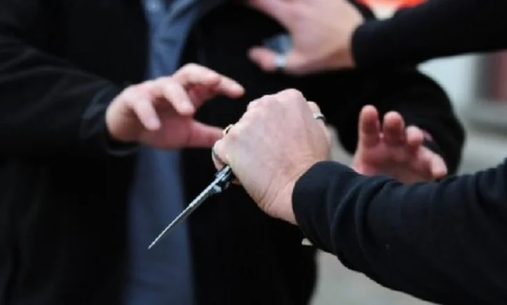 Goditën me thikë 36-vjeçarin pas një konflikti dhe u larguan, shpallen në kërkim dy persona në Peqin