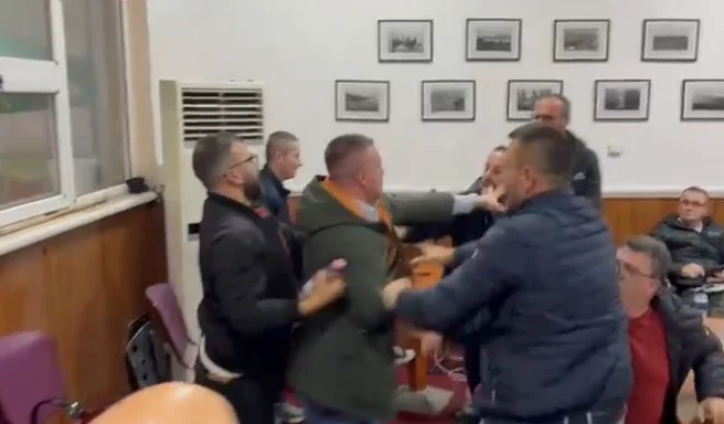 Goditi me grusht anëtarin e këshillit bashkiak në Pogradec, arrestohet 27-vjeçari