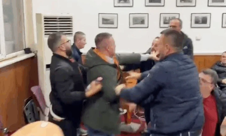 Goditi me grusht këshilltarin, Gjykata liron Muçllarin