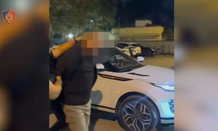 Goditi me grushte efektivin e burgjeve, arrestohet 32-vjeçari, në pranga edhe…