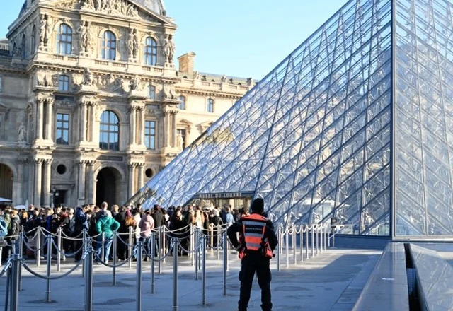 Grabitja në Luvër, fjalëkalimi (i dukshëm) për kamerat, 4 arrestimet dhe misteri i vendndodhjes së xhevahireve. Ja ç’dihet deri tani!