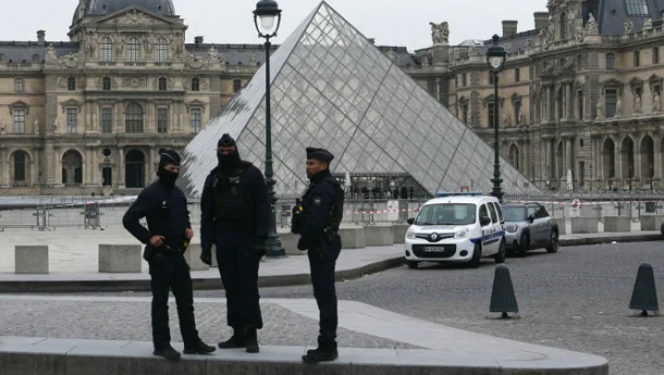 Grabitja në Muzeun e Luvrit, policia franceze bën 4 arrestime të tjera