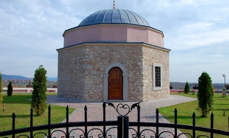 Gramsh, vjedh paratë në tyrbe, shpallet në kërkim 36-vjeçari