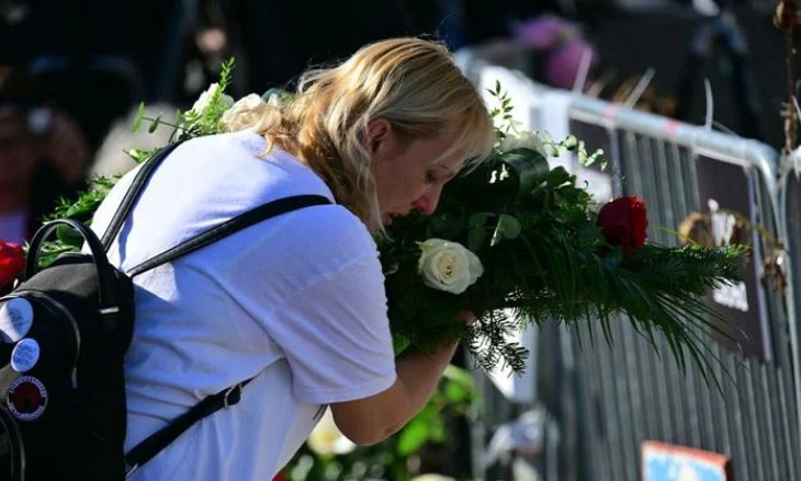 Grevë urie përpara parlamentit/ Nëna e një prej viktimave kërkon drejtësi