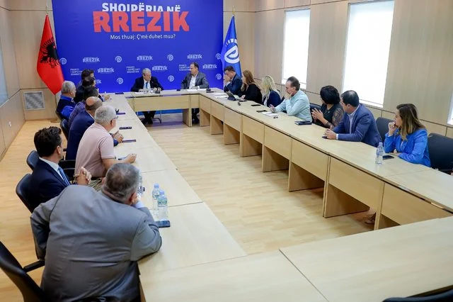 “Grevë urie te Kuvendi”/ Propozimi në mbledhjen me dyer të mbyllura të PD-së! Çfarë u diskutua