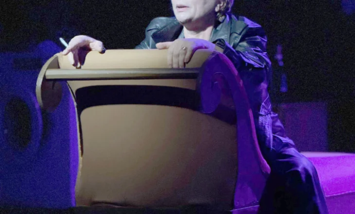 “Gruaja me sirtarë” me historinë e një gruaje, që rigjen forcën për t’u ringritur dhe marrë nën kontroll jetën e saj