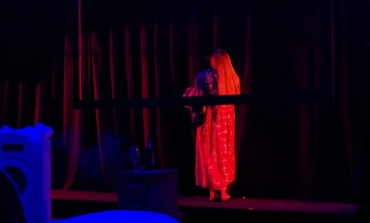 “Gruaja me sirtarë”/ Shfaqet në teatrin ‘Aleksandër Moisiu’ premiera e dramës me mesazhe të forta kundër dhunës