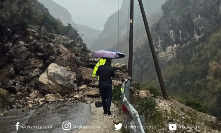 Gurët bllokojnë aksin drejt digës së Bovillës, grupet e emergjencës në terren