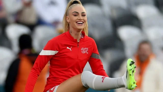 Hajdutët bastisin shtëpinë e Alisha Lehmann, futbollistja iu përgjigjet me ironi