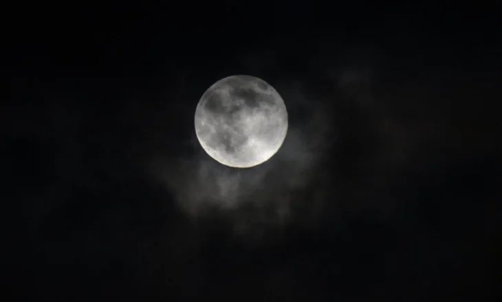 Hëna Castor ndriçon qiellin, është superhëna më e madhe e vitit 2025