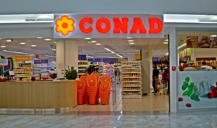 Hetimi në supermarkete zbulon skandalin në “CONAD”: Po shitet mish pule me sëmundje!