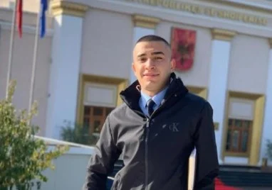 Hiqej si drejtor policie, 20-vjeçari u jepte urdhra edhe policëve në Portin e Durrësit