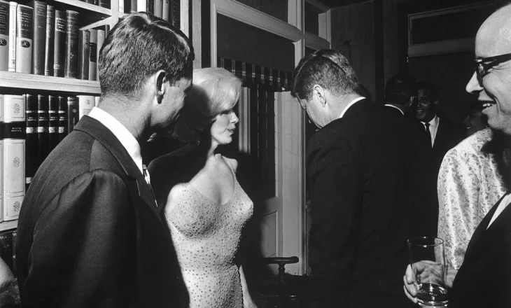 Historia e rrallë: Fotoja e vetme ku shihen Kennedy dhe Monroe, 3 muaj para se ajo të ndahej nga jeta