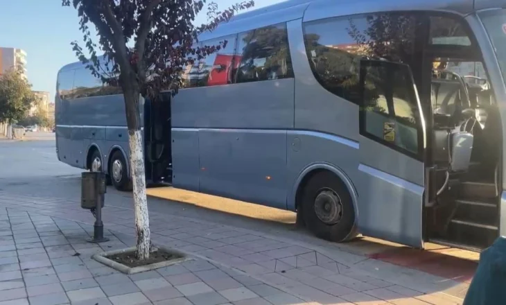 Homazhe në nderim të ish-kryeministrit Fatos Nano, dhjetëra qytetarë fierakë nisen drejt Tiranës