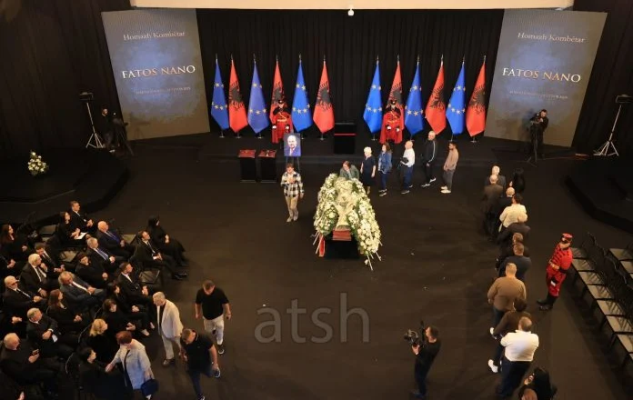 Homazhe në Pallatin e Kongreseve në nderim të Fatos Nanos