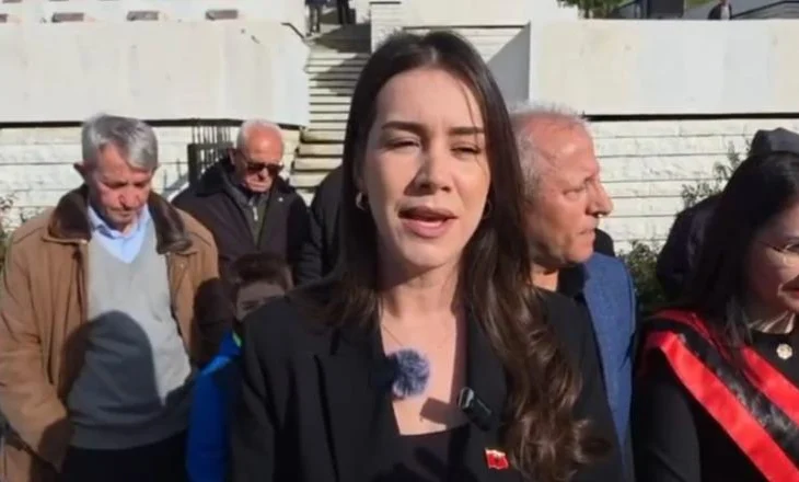 Homazhe në varrezat e Dëshmorëve, deputetja e PS ngatërron Ditën e Çlirimit me Pavarësinë