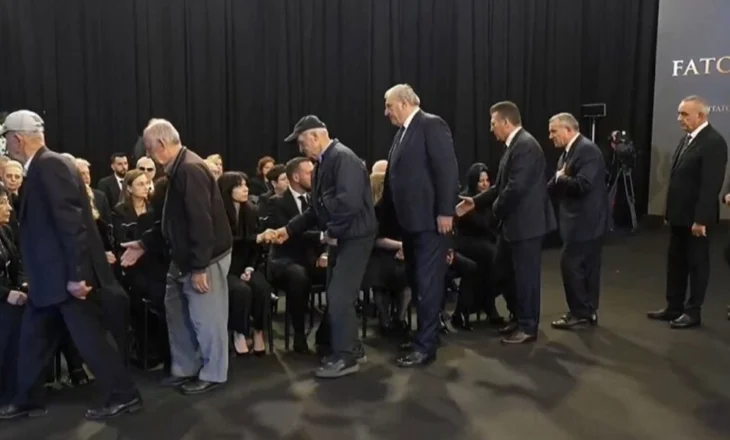 Homazhet për Fatos Nanon/ Mbërrijnë figura politike në hollin e Pallatit të Kongreseve (FOTO)