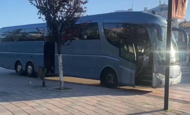 Homazhet për ish-kryeministrin/ Vdekja e Fatos Nanos, dhjetëra qytetarë nga Fieri nisen drejt Tiranës në nderim…