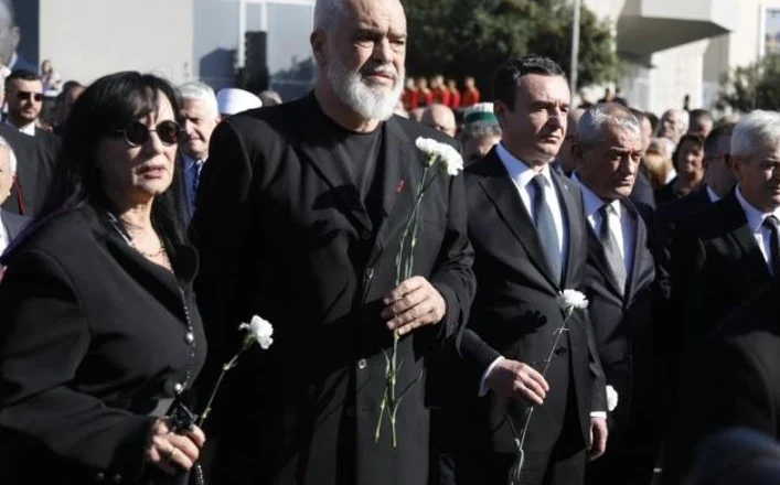 Homazhet për Nanon/ Rama krah Ruçit, Kurtit dhe Ahmetit (FOTO)