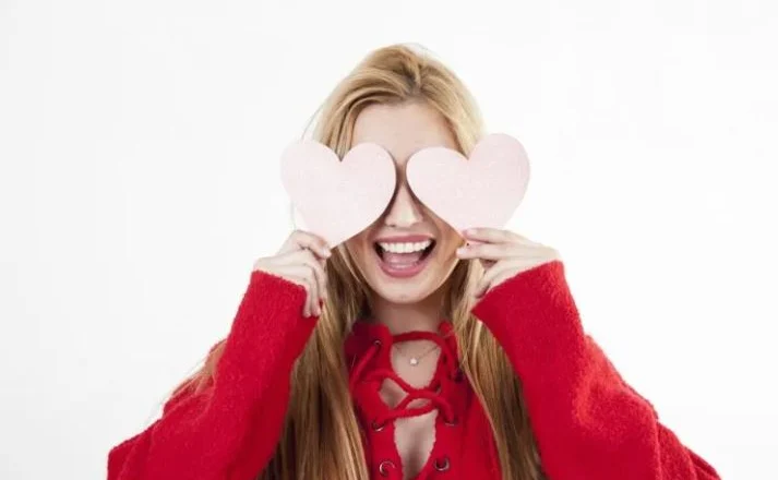 Horoskop/ 5 shenjat e zodiakut që do të favorizohen në dashuri