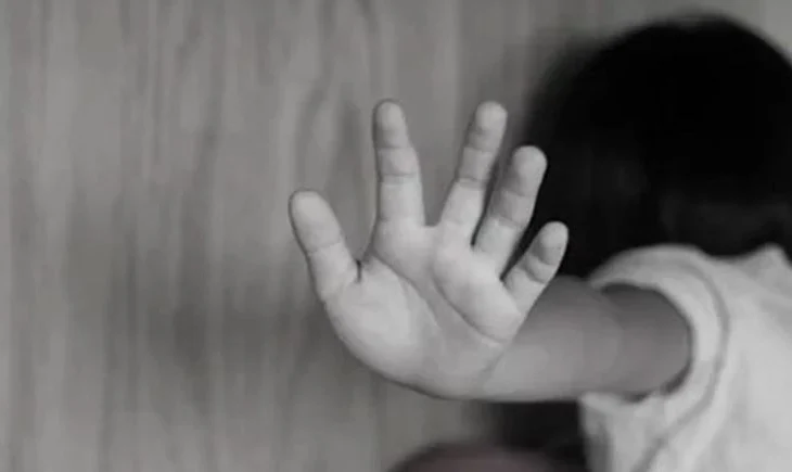 Horror familjar/ 53-vjeçari dënohet për abuzimin e vajzës 3-vjeçare, nëna e miturës vdes pas denoncimit