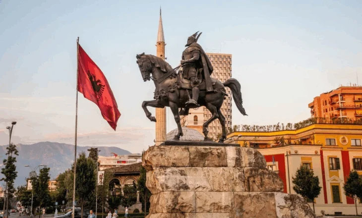 Hoteleria: Bregdeti prodhon milionat, “braktiset” Tirana