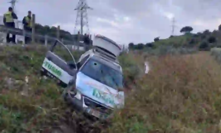 Humbën kontrollin e mjetit dhe përfunduan në kanal, dy persona dërgohen me urgjencë në spitalin e Vlorës