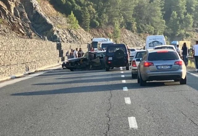 Humbi kontrollin e automjetit dhe doli nga rruga, lëndohet shoferi dhe dy pasagjeret në Durrës